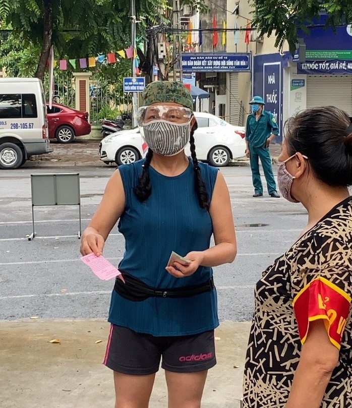 Phường Vĩnh Tuy (quận Hai Bà Trưng): Kịp thời cung ứng hàng hóa thiết yếu cho người dân khu vực có nguy cơ cao với Covid-19 - Ảnh 2