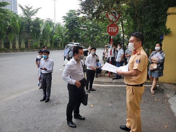 Hà Nội: Người dân xếp hàng dài chờ đăng ký xe - Ảnh 12