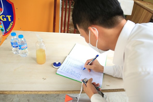 Hà Nội: Người dân xếp hàng dài chờ đăng ký xe - Ảnh 4
