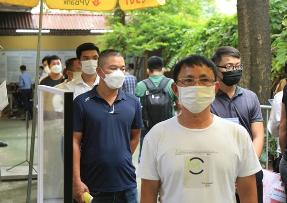 Hà Nội: Người dân xếp hàng dài chờ đăng ký xe - Ảnh 8