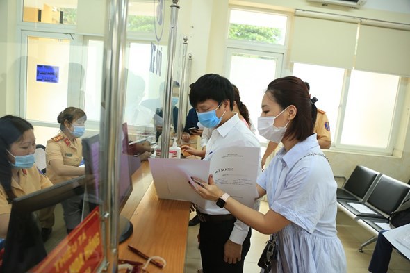 Hà Nội: Người dân xếp hàng dài chờ đăng ký xe - Ảnh 9