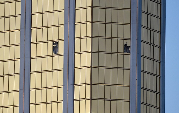 600 người thương vong sau vụ xả súng Las Vegas, Mỹ vẫn chưa xem xét kiểm soát súng - Ảnh 2