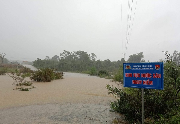 Hà Tĩnh: Mưa lớn gây ngập lụt, chia cắt nhiều tuyến đường tại huyện Hương Sơn - Ảnh 1