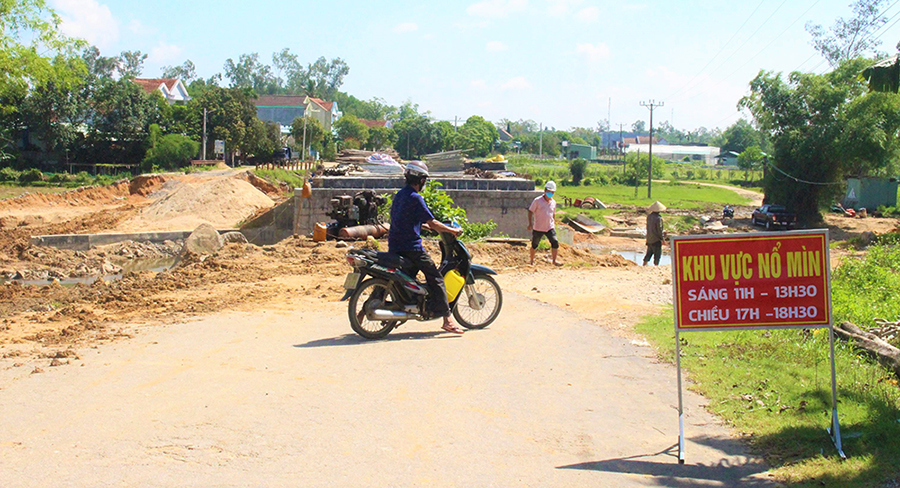Quảng Nam: Người dân đi đường vòng 5km vì cầu thi công dang dở - Ảnh 1