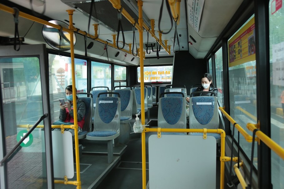 Hà Nội: Xe buýt thưa khách trong ngày đầu hoạt động trở lại - Ảnh 3