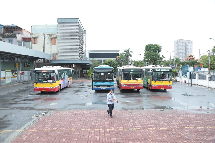 Hà Nội: Xe buýt thưa khách trong ngày đầu hoạt động trở lại - Ảnh 5