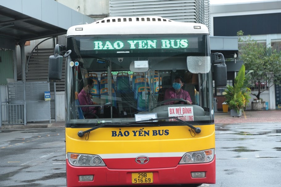 Hà Nội: Xe buýt thưa khách trong ngày đầu hoạt động trở lại - Ảnh 7