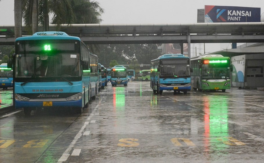Hà Nội: Xe buýt thưa khách trong ngày đầu hoạt động trở lại - Ảnh 8