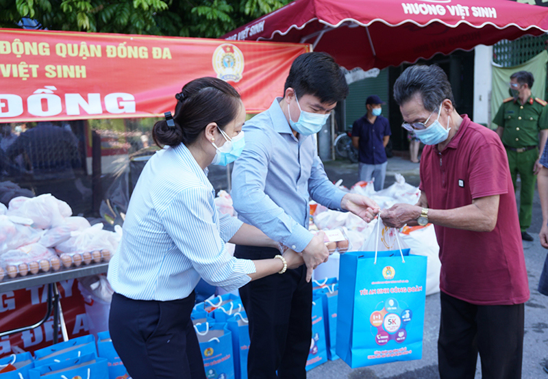 Quận Đống Đa: Nhân rộng những “Gian hàng 0 đồng” để giúp người dân khó khăn vượt qua đại dịch - Ảnh 2