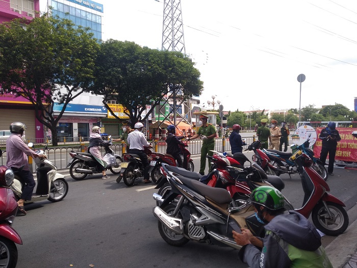 TP Hồ Chí Minh: Người dân chấp hành nghiêm túc lệnh cấm ra đường - Ảnh 6