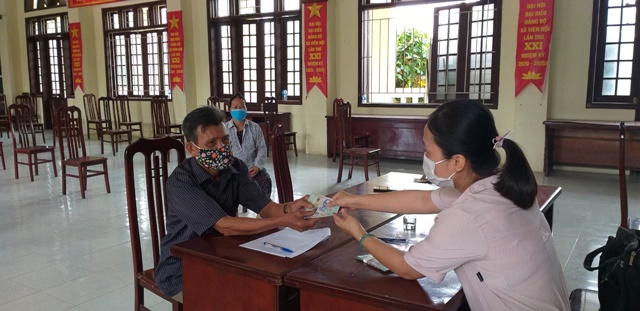 Huyện Ứng Hòa kịp thời hỗ trợ người dân gặp khó khăn do đại dịch Covid-19 - Ảnh 2