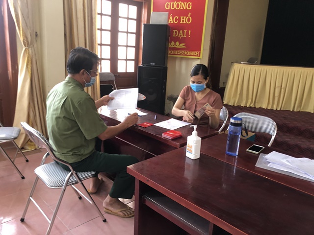 Huyện Ứng Hòa kịp thời hỗ trợ người dân gặp khó khăn do đại dịch Covid-19 - Ảnh 1