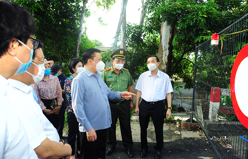 Bí thư Thành ủy Hà Nội Đinh Tiến Dũng: Siết chặt hơn việc người dân ra đường, thực hiện giãn cách triệt để ở “vùng đỏ” - Ảnh 1