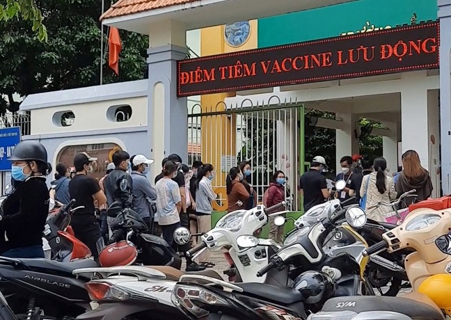 TP Hồ Chí Minh: Người dân xếp hàng dài chờ tiêm vaccine để sớm được trở lại làm việc - Ảnh 1