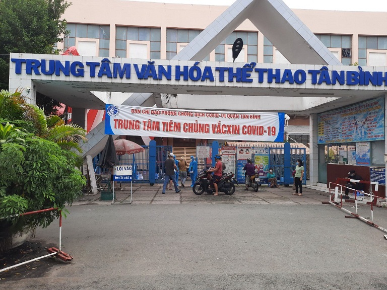 TP Hồ Chí Minh: Người dân xếp hàng dài chờ tiêm vaccine để sớm được trở lại làm việc - Ảnh 2