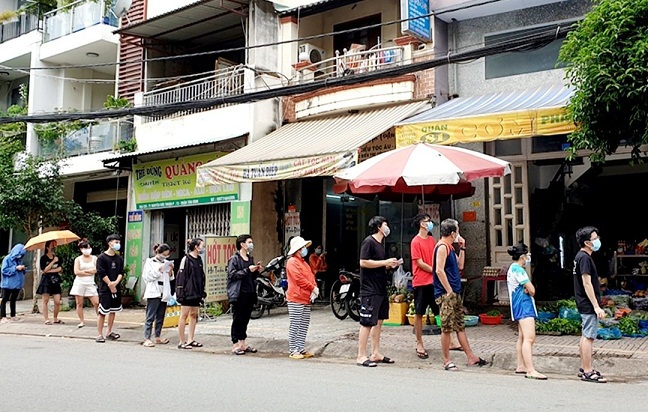 TP Hồ Chí Minh: Người dân xếp hàng dài chờ tiêm vaccine để sớm được trở lại làm việc - Ảnh 3