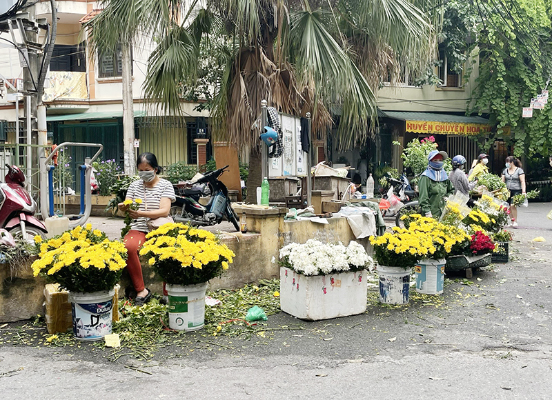 Quận Đống Đa: Nhiều hộ kinh doanh, người dân vẫn chủ quan trong phòng chống dịch sau nới lỏng giãn cách - Ảnh 2