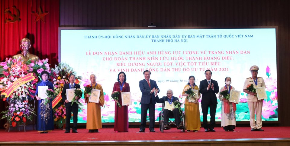 Hà Nội: Trao danh hiệu Anh hùng LLVTND cho Đoàn Thanh niên cứu quốc thành Hoàng Diệu và vinh danh "Công dân Thủ đô ưu tú" năm 2021 - Ảnh 4