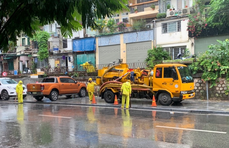 Hàng trăm công nhân thoát nước đội mưa chống ngập cho Thủ đô - Ảnh 1