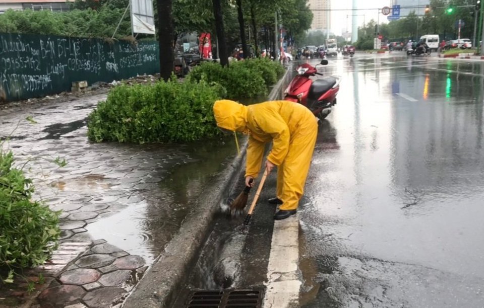 Hàng trăm công nhân thoát nước đội mưa chống ngập cho Thủ đô - Ảnh 2