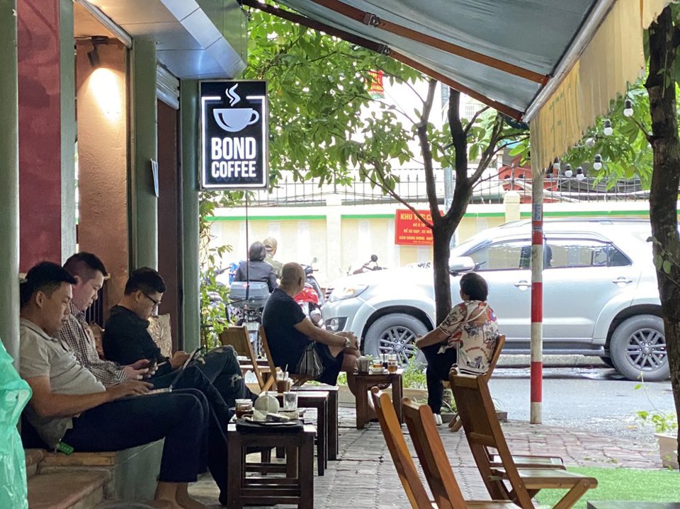 Người Hà Nội hào hứng ăn phở, uống café trong ngày đầu mở cửa ăn uống tại chỗ - Ảnh 9