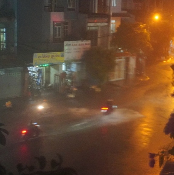 TP Hồ Chí Minh: Sau mưa lớn, nhiều tuyến đường thành sông - Ảnh 1