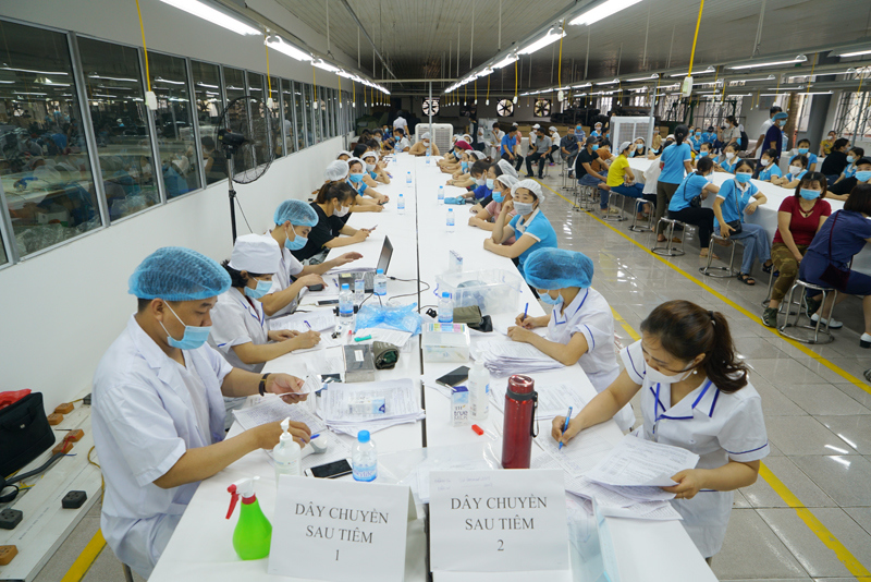 Hà Nội: Hàng nghìn công nhân khu công nghiệp Quang Minh được tiêm vaccine Covid-19 - Ảnh 11
