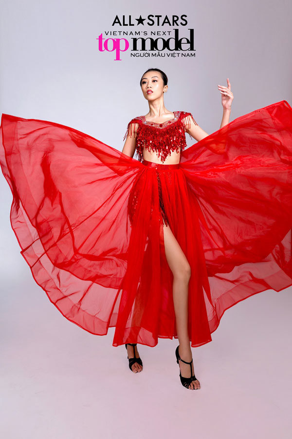 Top 9 Vietnam's next top model 2017 quyến rũ trong sắc đỏ - Ảnh 7
