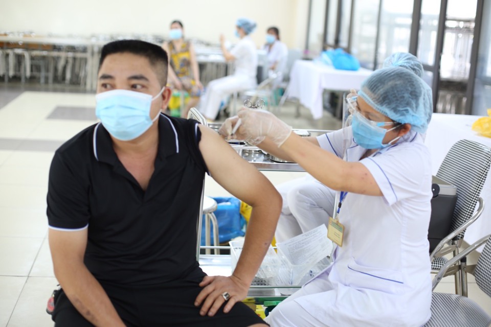 Chùm ảnh: Hơn 2.400 người dân quận Thanh Xuân tiêm vaccine phòng Covid-19 - Ảnh 7