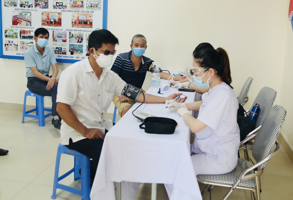 Chùm ảnh: Hơn 2.400 người dân quận Thanh Xuân tiêm vaccine phòng Covid-19 - Ảnh 6