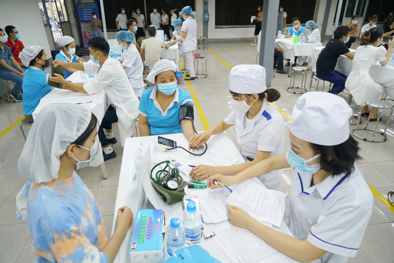 Hà Nội: Hàng nghìn công nhân khu công nghiệp Quang Minh được tiêm vaccine Covid-19 - Ảnh 1