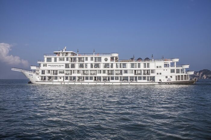 Quảng Ninh: Cách ly 182 người trên du thuyền Ambassador Cruisse du lịch vịnh Hạ Long vì đầu bếp là F1 - Ảnh 1