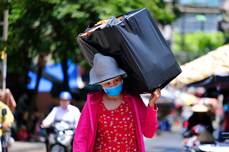 Hà Nội: Người dân dùng đủ chiêu che chắn dưới cái nắng gay gắt đầu hè - Ảnh 2