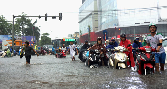 Mưa lớn bất ngờ khiến nhiều tuyến phố ở Hà Nội ngập sâu - Ảnh 8