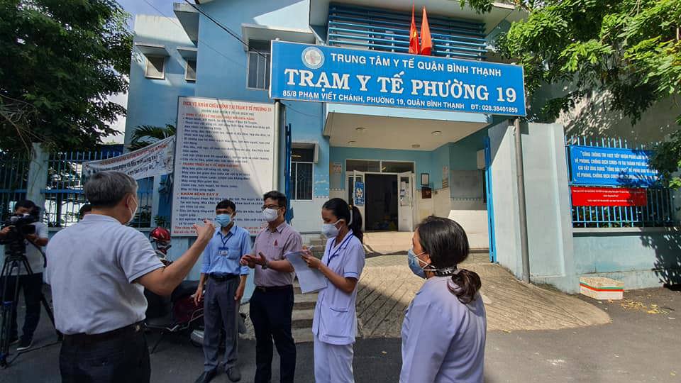 TP Hồ Chí Minh: Nhân viên y tế gõ từng nhà dân lấy mẫu xét nghiệm Covid-19 - Ảnh 10
