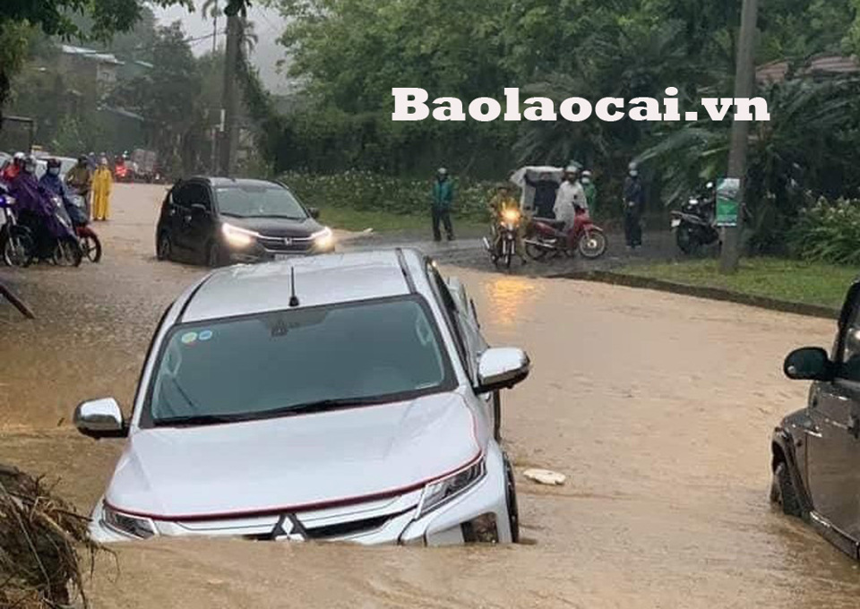 Thành phố Lào Cai ngập sâu sau trận mưa lớn - Ảnh 5