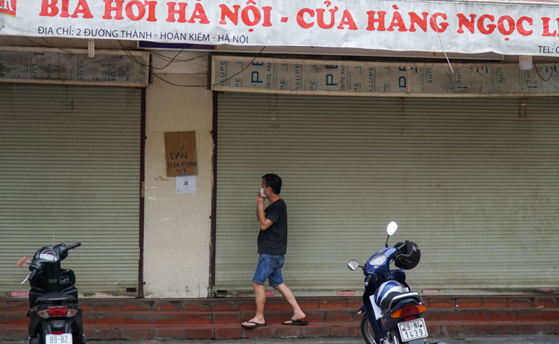 Hà Nội: Quán bia hơi "cửa đóng then cài", hàng ăn vẫn chưa đủ giãn cách - Ảnh 5