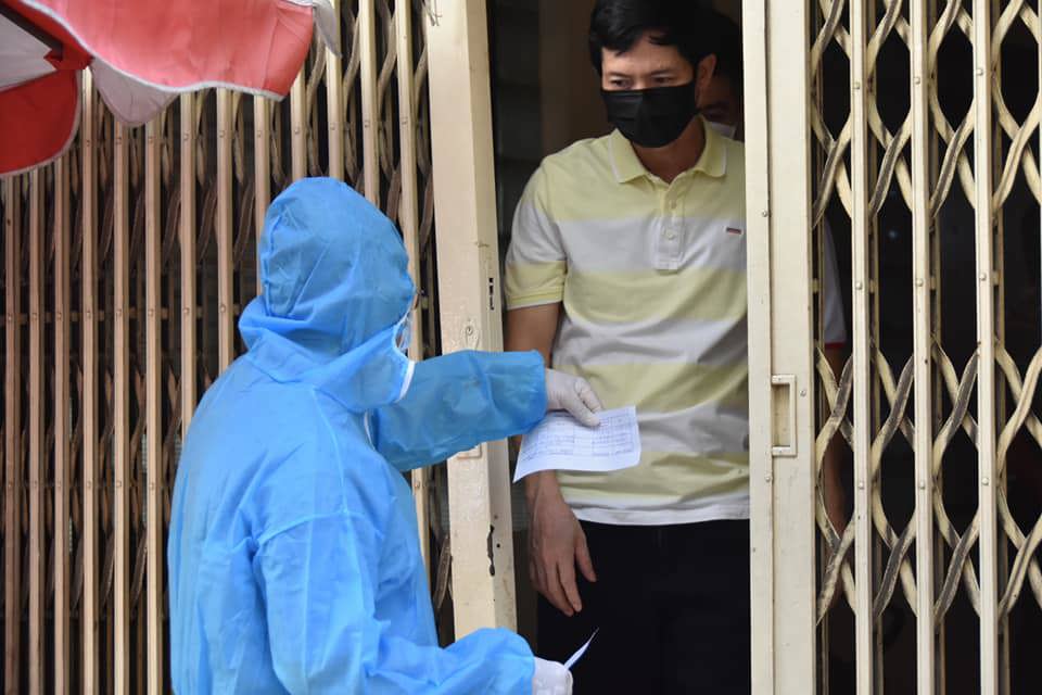 TP Hồ Chí Minh: Nhân viên y tế gõ từng nhà dân lấy mẫu xét nghiệm Covid-19 - Ảnh 2