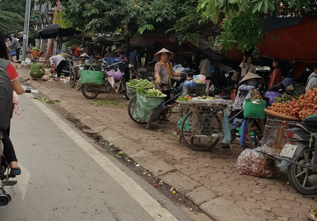Nhức nhối tình trạng lấn chiếm vỉa hè, lòng đường ở phường Dương Nội - Ảnh 9