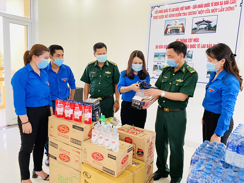Quảng Trị hỗ trợ vật tư y tế phòng, chống dịch cho 2 tỉnh của Lào - Ảnh 2
