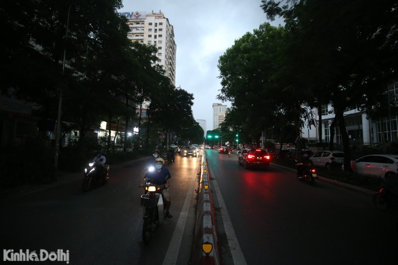 [Ảnh] Nội thành Hà Nội bất ngờ mưa lớn, ô tô rẽ sóng trên phố - Ảnh 4