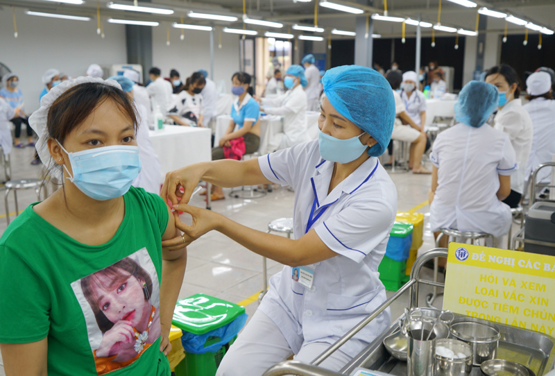 Hà Nội: Hàng nghìn công nhân khu công nghiệp Quang Minh được tiêm vaccine Covid-19 - Ảnh 8