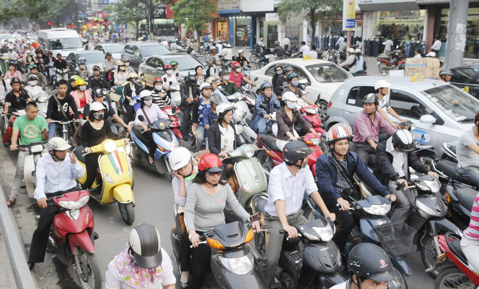 Giải tỏa áp lực cho hạ tầng giao thông tại Hà Nội: Kiên trì mục đích hạn chế xe cá nhân - Ảnh 1