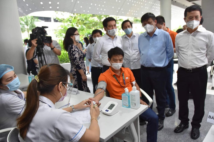 Khởi động chiến dịch tiêm chủng 836.000 liều vaccine tại TP Hồ Chí Minh - Ảnh 2