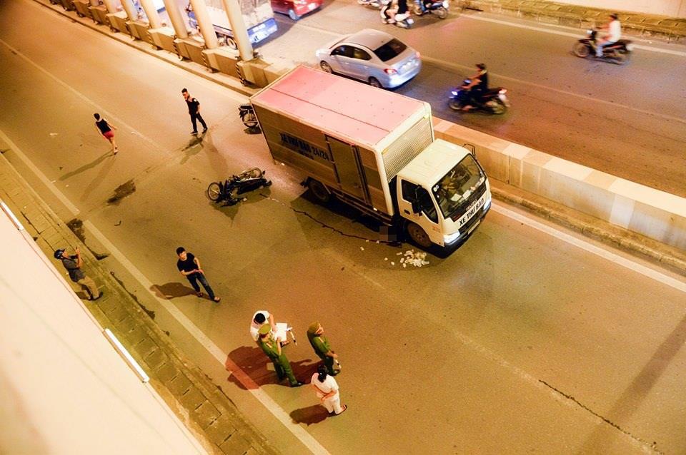 Hà Nội: Xe máy va chạm ô tô tải trong đêm, một người tử vong - Ảnh 1