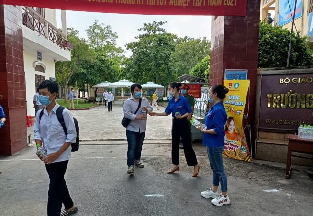 Hơn 2.200 thí sinh thị xã Sơn Tây hoàn thành môn thi đầu tiên kỳ thi tốt nghiệp THPT năm 2021 - Ảnh 3