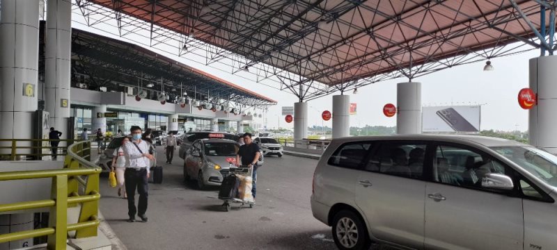 Cận cảnh Sân bay Nội Bài trong cao điểm ngày đầu nghỉ lễ - Ảnh 3