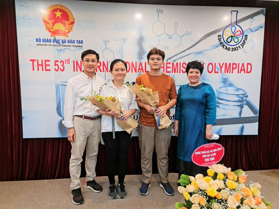 Hà Nội: Khen thưởng 10 cá nhân có thành tích xuất sắc trong kỳ thi Olympic quốc tế năm học 2020- 2021 - Ảnh 1
