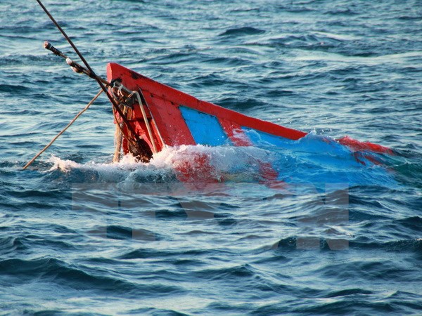 Khẩn trương tìm kiếm 5 ngư dân mất tích trên vùng biển Hoàng Sa - Ảnh 1