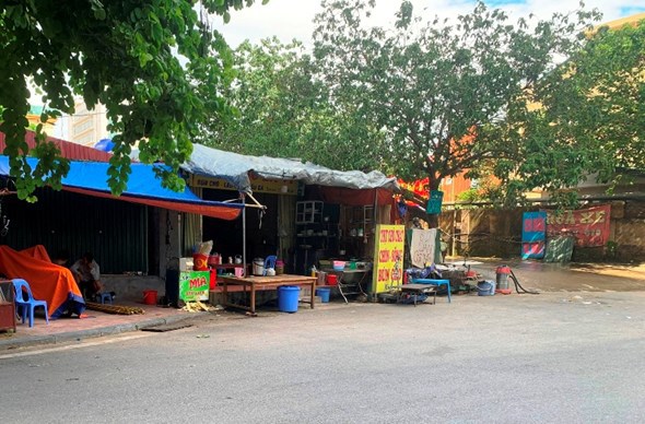 Những hình ảnh không đẹp trên phố Tôn Quang Phiệt - Ảnh 1